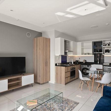 The Median Rosebank Luxury Apartment - Building With Generator Йоханнесбург Экстерьер фото