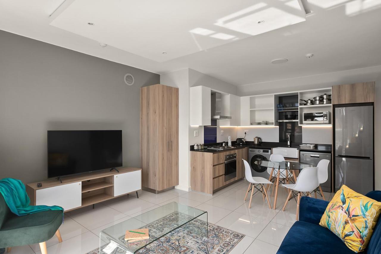 The Median Rosebank Luxury Apartment - Building With Generator Йоханнесбург Экстерьер фото