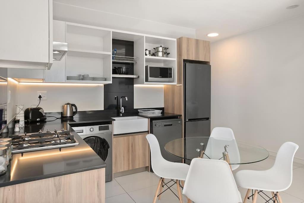 The Median Rosebank Luxury Apartment - Building With Generator Йоханнесбург Экстерьер фото