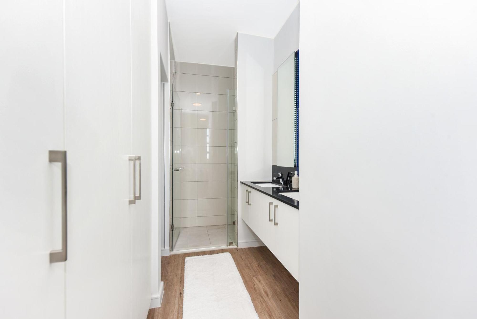 The Median Rosebank Luxury Apartment - Building With Generator Йоханнесбург Экстерьер фото