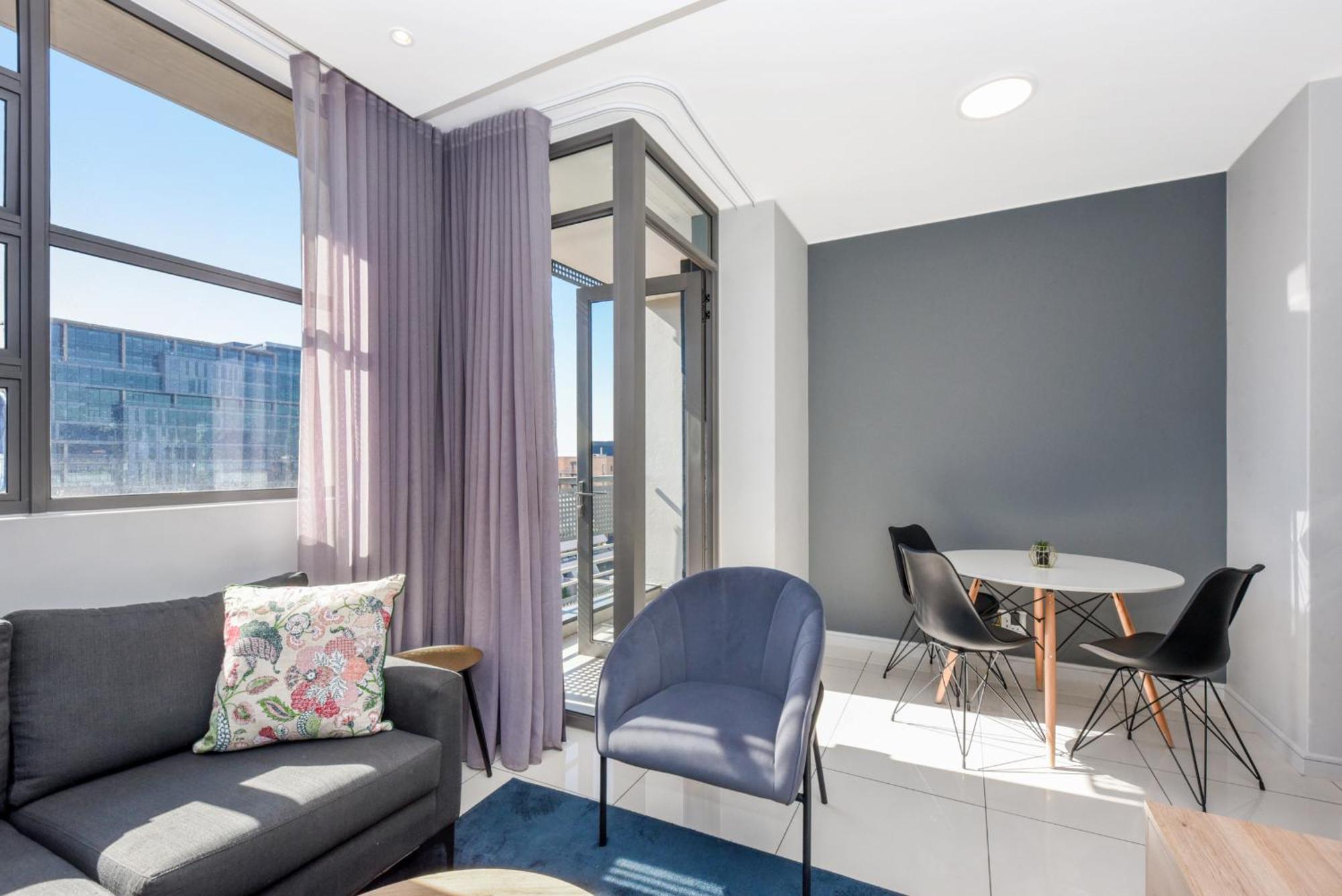 The Median Rosebank Luxury Apartment - Building With Generator Йоханнесбург Экстерьер фото