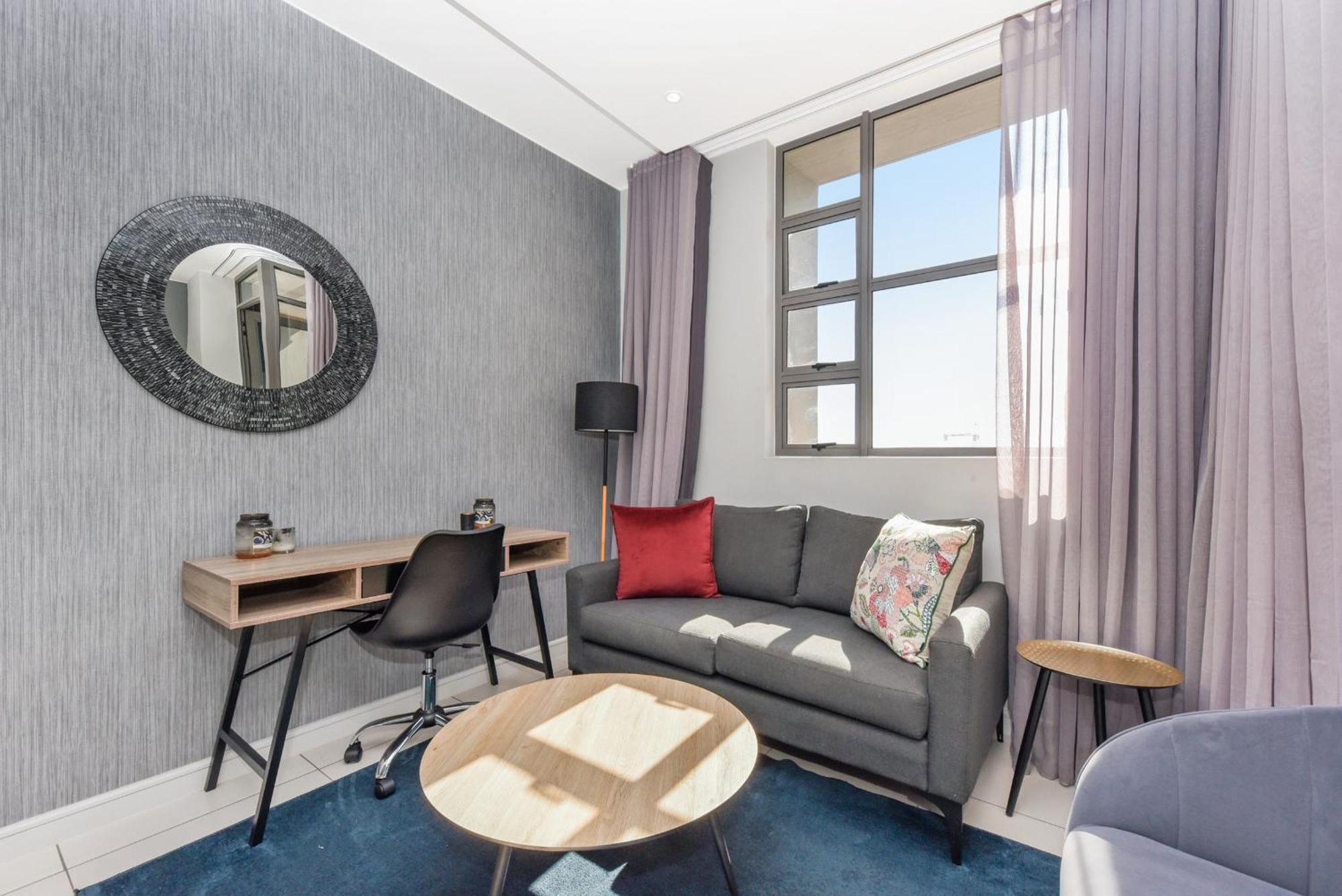 The Median Rosebank Luxury Apartment - Building With Generator Йоханнесбург Экстерьер фото
