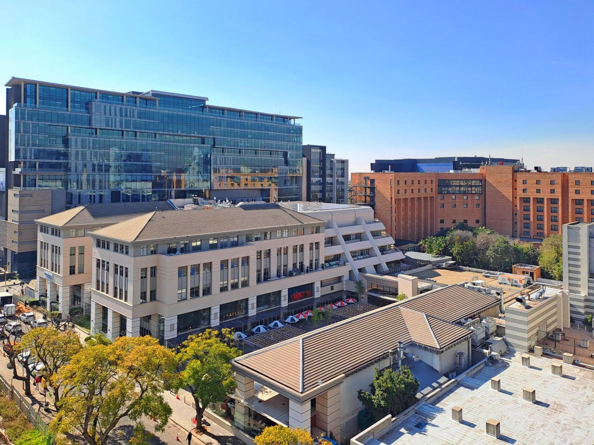 The Median Rosebank Luxury Apartment - Building With Generator Йоханнесбург Экстерьер фото